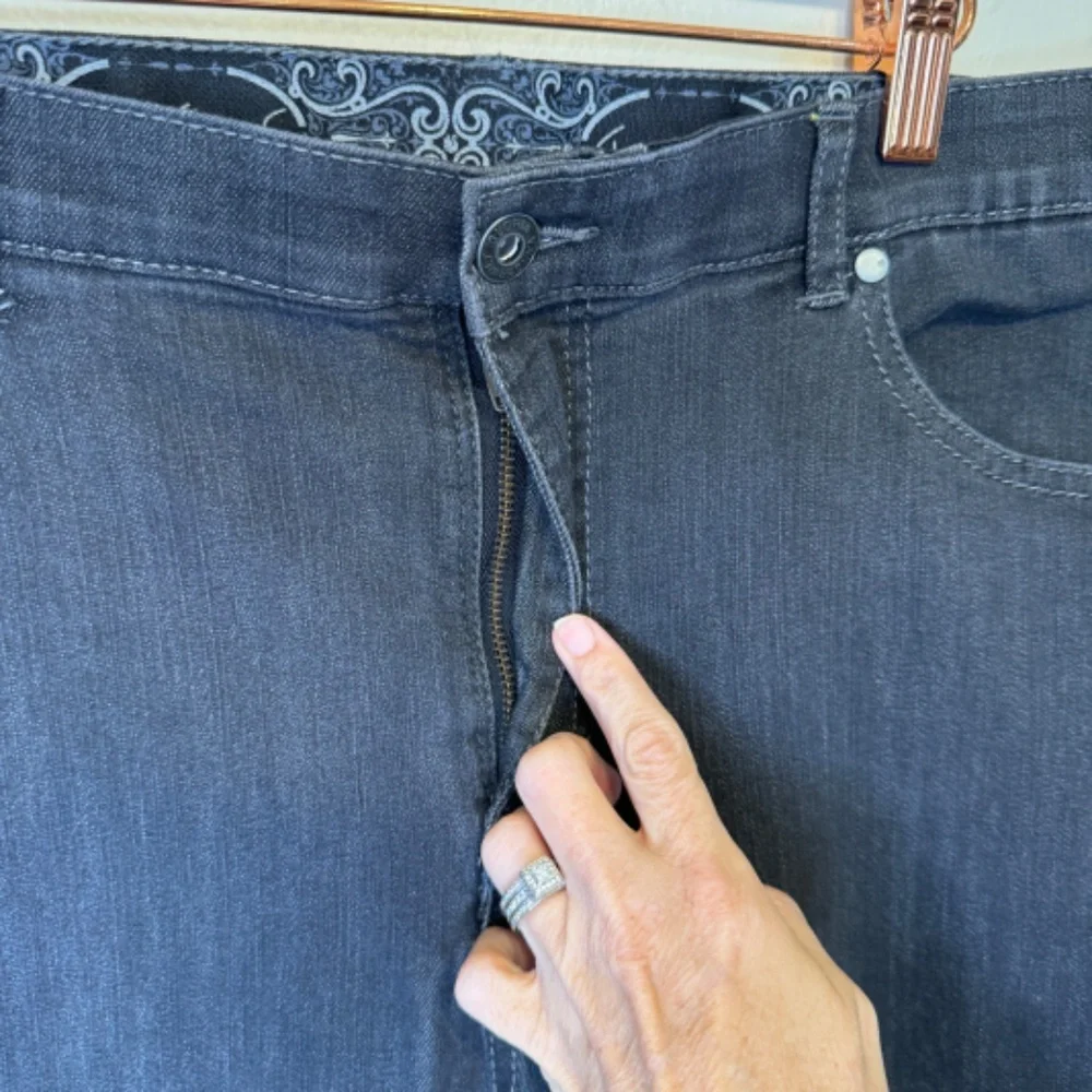 GV | Missy Rear Embroidered Pocket Flap Comfy Stretchy Straight Jeans - Picture 5 of 14